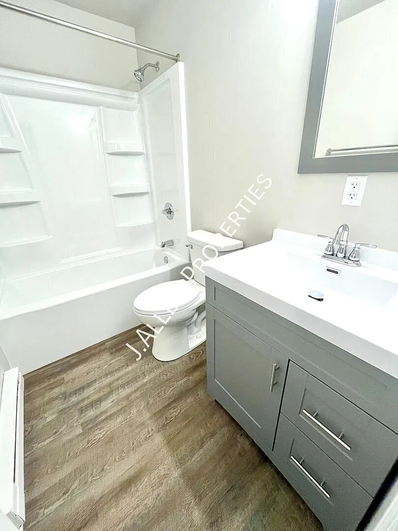 Modern, Renovated 2 bed — Photo 2