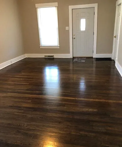 207 S Poplar St — Photo 3