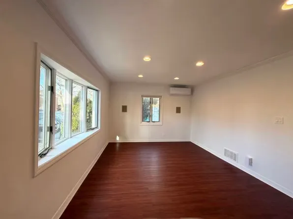 (undisclosed Address), Fresh Meadows, NY 11366