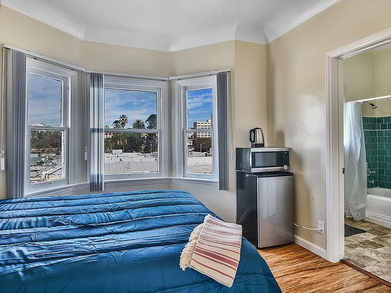 MacArthur Park Apartments — Photo 24