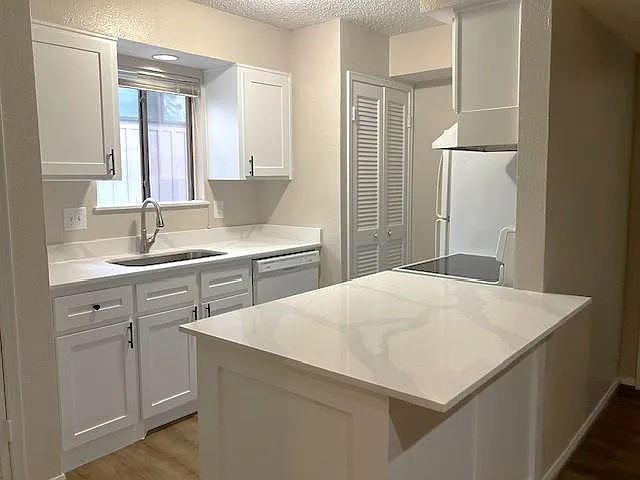 2 bed, 2.0 bath, 964 sqft, $1,345 — Photo 2