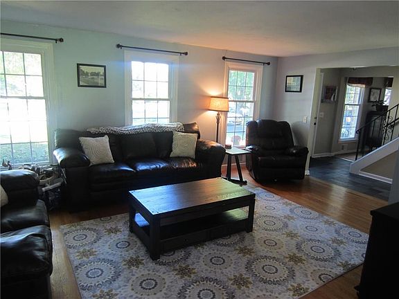 4th image of 1629 Bridgeboro Dr