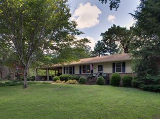 828 Cherokee Ln, Signal Mountain, TN 37377