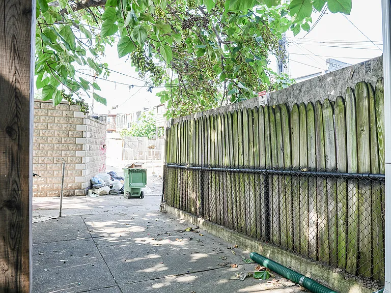 2630 E Monument St — Photo 6