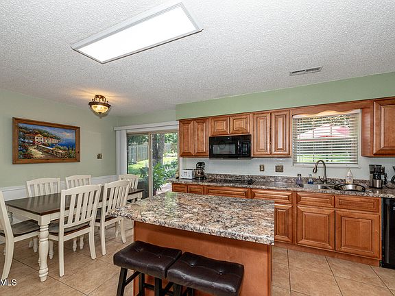3rd image of 10924 Twin Harbour Dr