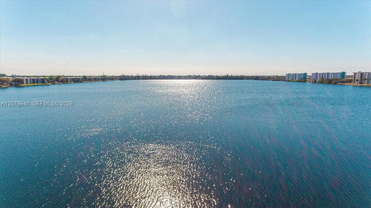 Lake Emerald Condominium — Photo 2