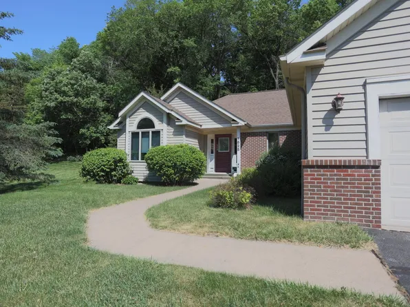 1825 Golf View Dr, River Falls, WI 54022