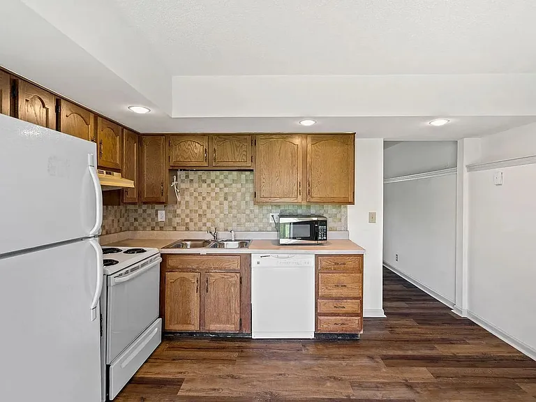 1304 Essex Ct — Photo 7