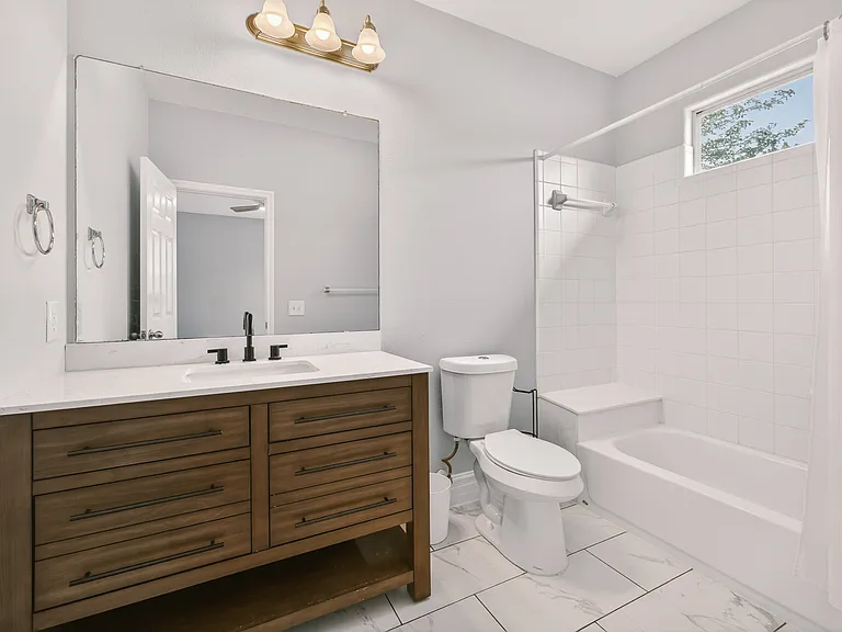 Bathroom to bedroom 2