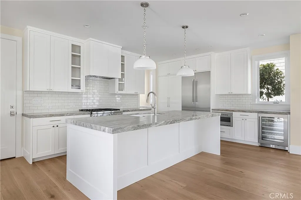 3 bed, 2.5 bath, 2054 sqft, $7,995 — Photo 3