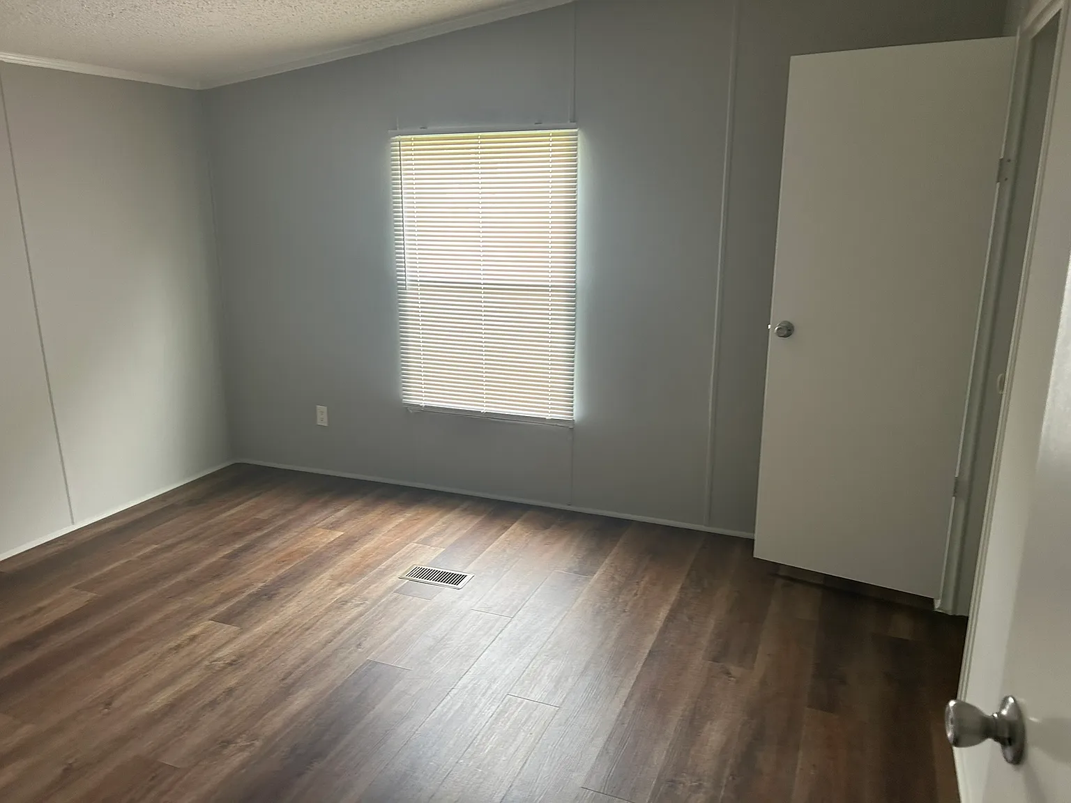 3 bed, 1200 sqft, $1,500 — Photo 2