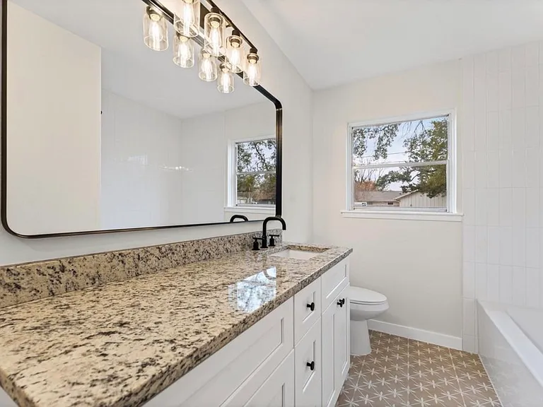 7102 Sharpview Dr — Photo 17