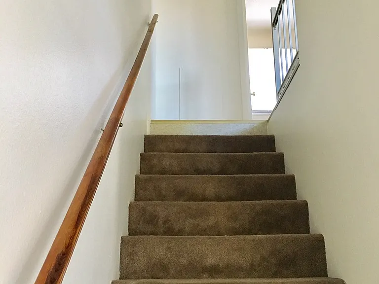 209 Surrey Ct — Photo 13
