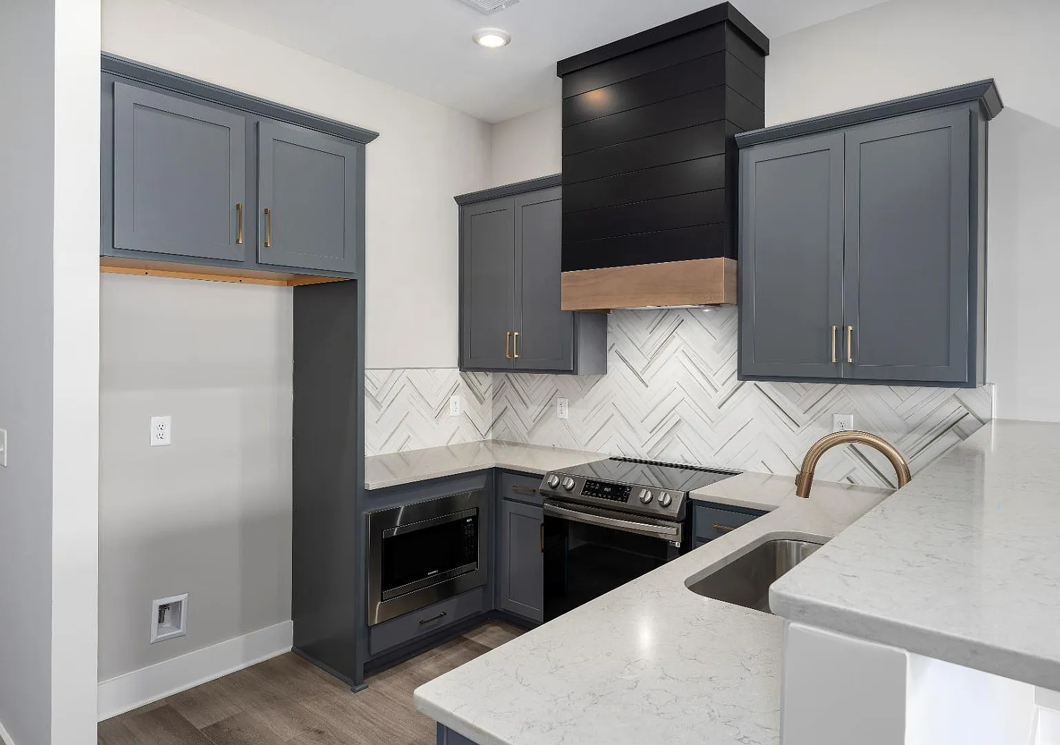 1105 Windsor Sq - 1105 Almquist — Photo 2
