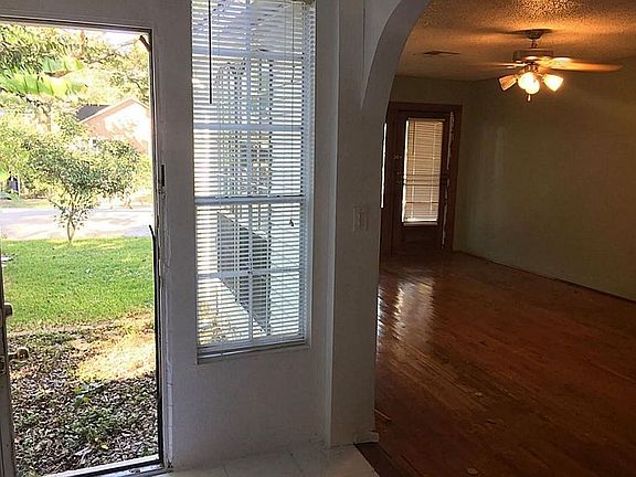 Breakfast nook with side dr