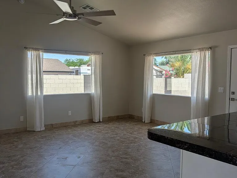 1016 W Manhatton Dr — Photo 8