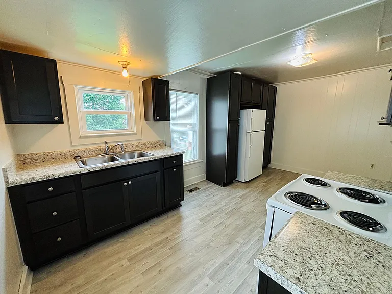 116 Lester St — Photo 13