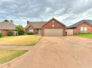 1216 NE 25th St, Moore, OK 73160