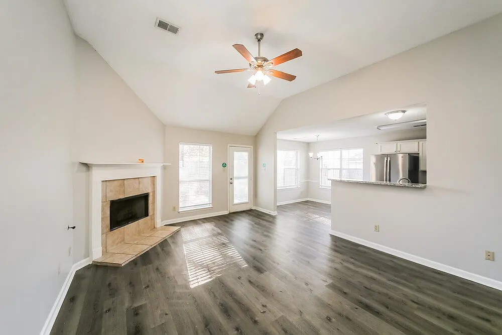 3 bed, 2.0 bath, 1379 sqft, $1,795 — Photo 4