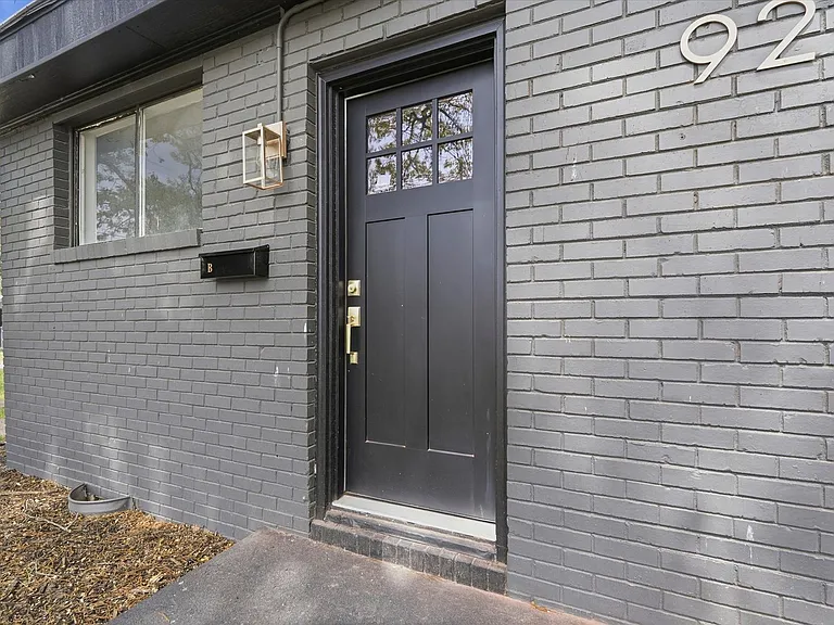 924 W Huntington Ave — Photo 2