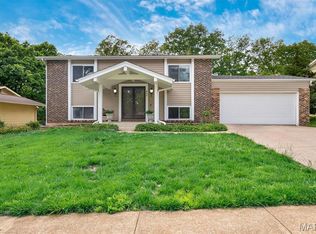 903 Parma Dr, Ballwin, MO 63021