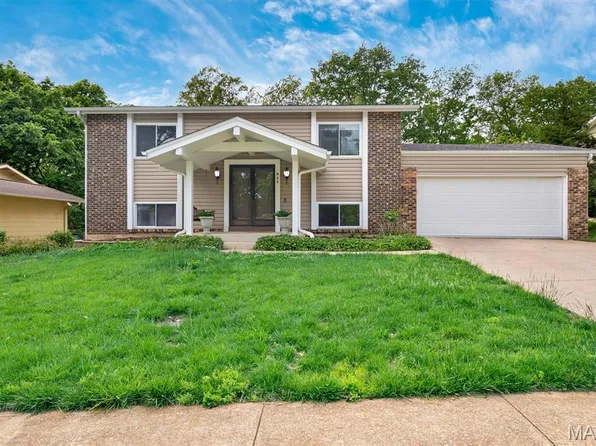 903 Parma Dr, Ballwin, MO 63021