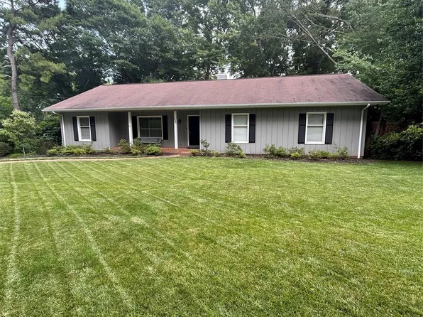 630 6th St NW, Hickory, NC 28601