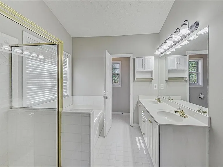 326 Canterbury Place Dr — Photo 17