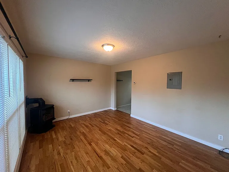 913 NE Franklin Ave — Photo 2