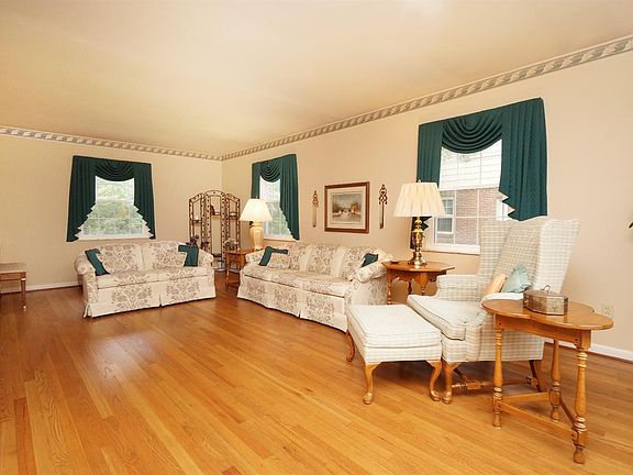 3rd image of 1109 Hearthstone Dr