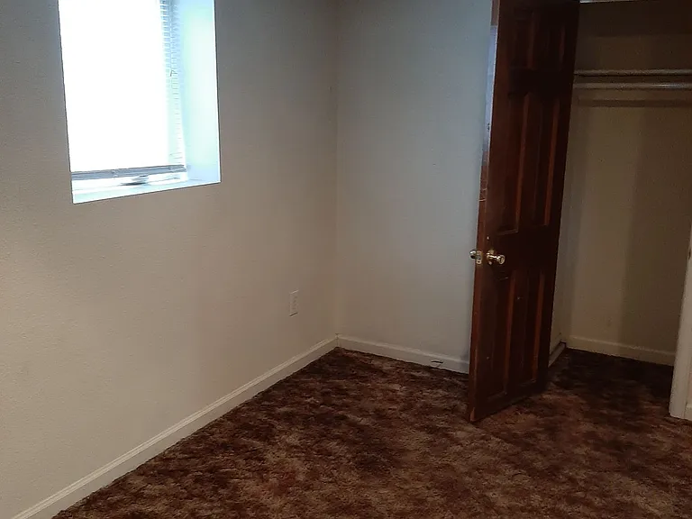 College Housing - 4 bedrooms — Photo 26
