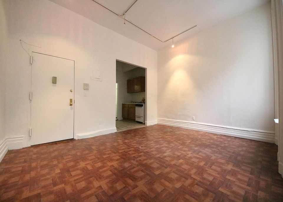 2nd image of 333 W 55th St APT 2B