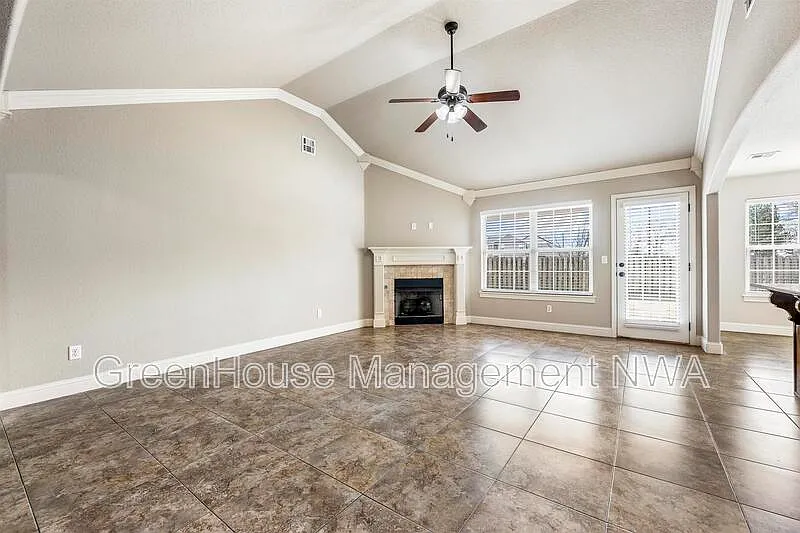 4 bed, 2.0 bath, 1852 sqft, $2,140 — Photo 3