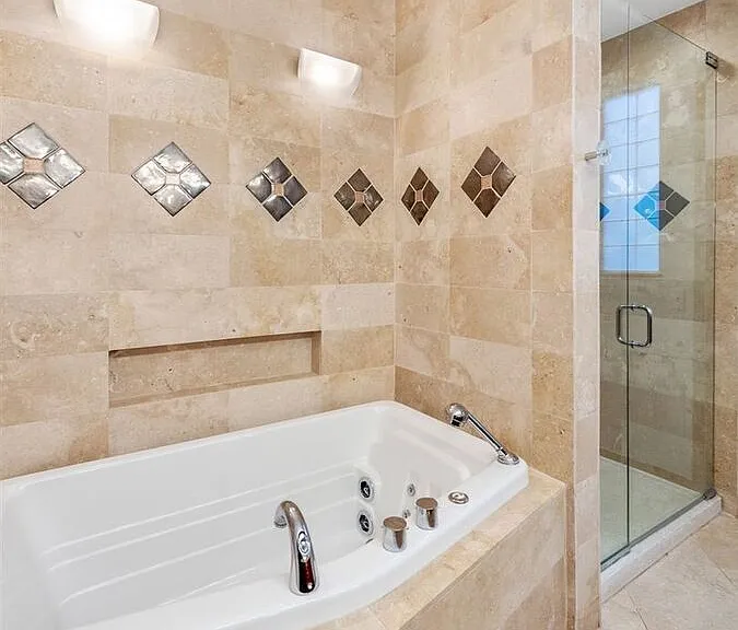 1213 W Roscoe St — Photo 8