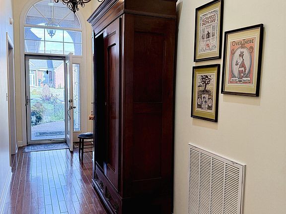 5th image of 1361 Rutherford St