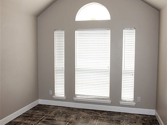 5th image of 705 Brazos St