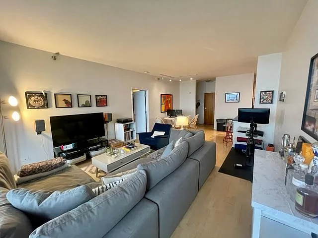 435 W Erie Street — Photo 3