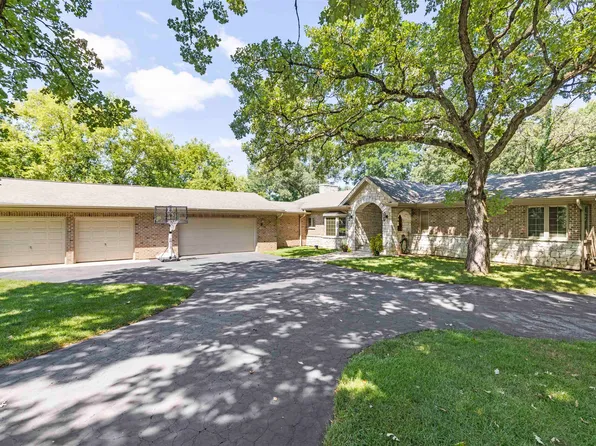 7062 Kinnikinnick Dr, Roscoe, IL 61073