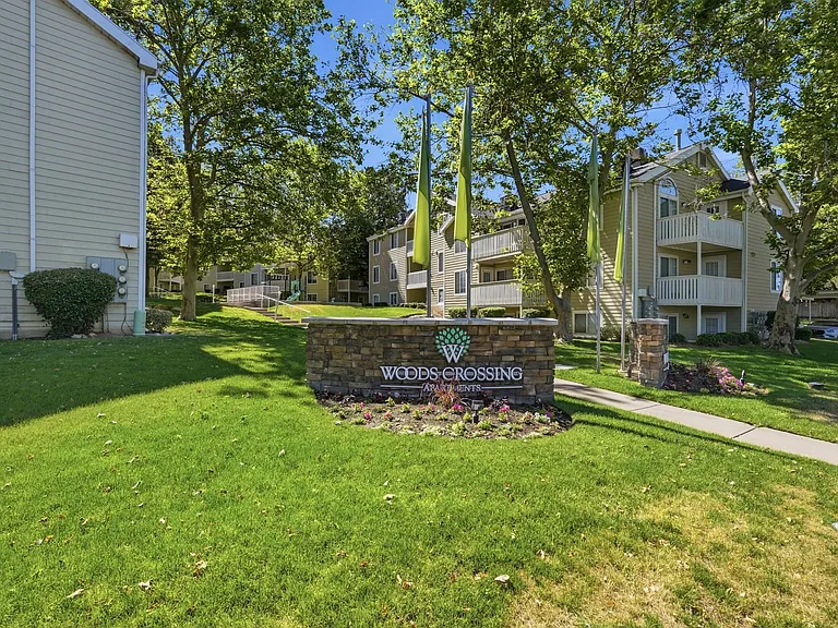 Woods Crossing Apartments — Photo 1