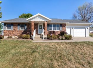 909 8th Ave SE, Cascade, IA 52033