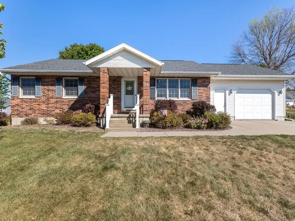 909 8th Ave SE, Cascade, IA 52033