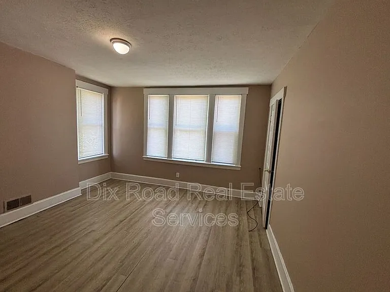 704 Baltimore St — Photo 3