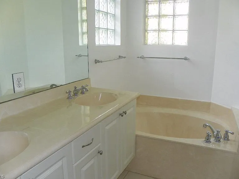 1400 Mariposa Cir #104 — Photo 7