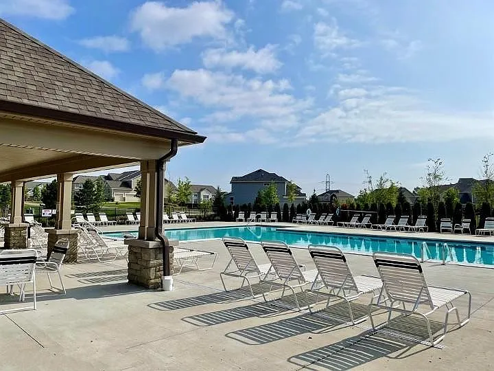 4 bed, 4250 sqft, $5,900 — Photo 4