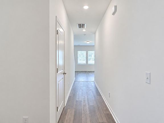 4th image of 433 Pender Woods Dr