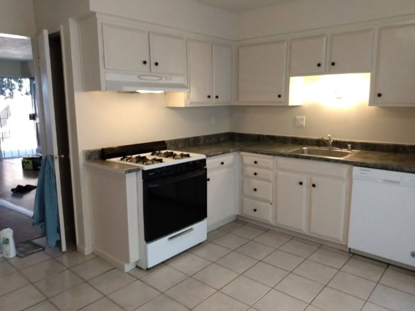 Downstairs 2bd Apartment in 4-plex w/Carport — Photo 2