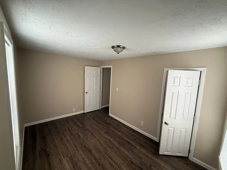 223 S McKinley Ave — Photo 2