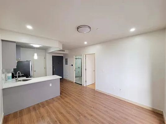 Rented by E Realty International Corp | media 5