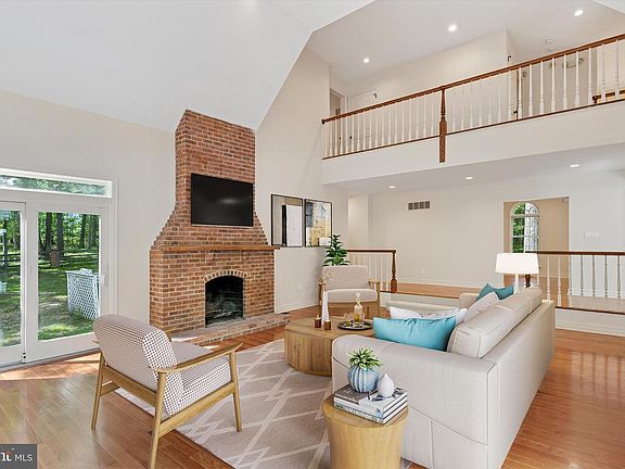 4th image of 2824 Hill Rd