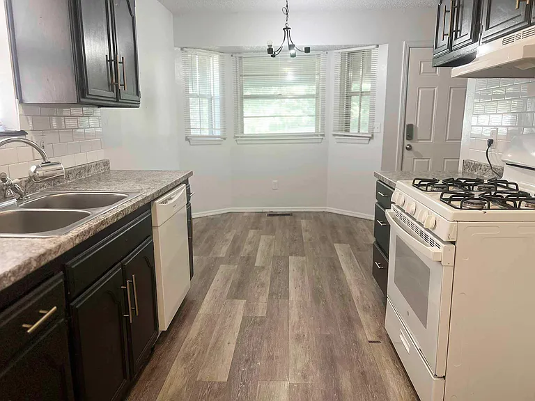 413 Meadow Lake Dr — Photo 8